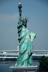 La imagen de una mujer con una antorcha que conocemos como la “Estatua de la libertad”. Los dos significados son completos y simultáneos: el literal (una mujer con una antorcha) y el figurado (el concepto de la libertad).